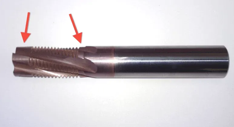 Gängfräsen Double ThreadBurr med pilar som indikerar vilken del som gradar.
