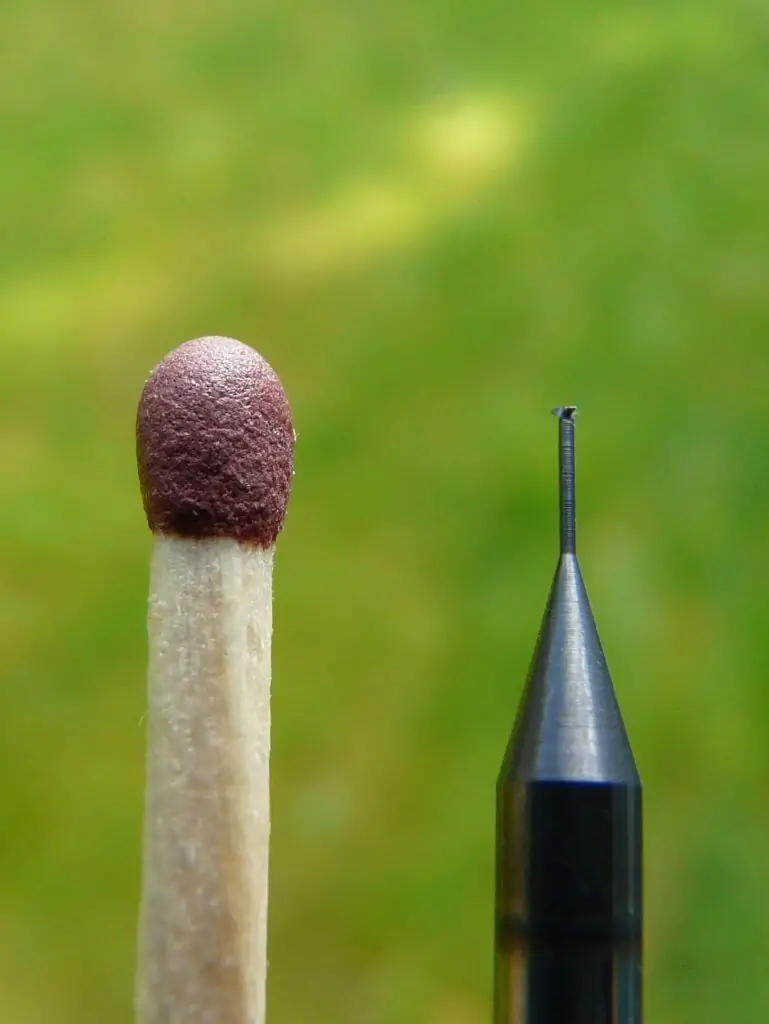 Storleken på en micro gängfräs för M1 jämförs med en tändsticka.